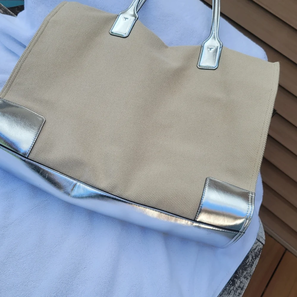 ‼️PRICE SLASHED‼️ NWOT Tory Burch Large Woven Tote. Great for Spring and Summer! - Picture 2 of 8